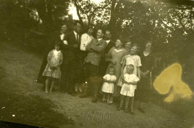KKE 2188.jpg - Fot. Grupowa. Rodzina w ogrodzie, lata 20-te XX wieku. (b.d.)